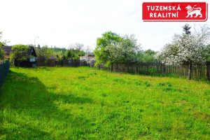 Pozemek na zahradu s ovocnými stromy, s chatkou na nářadí a možností zahradní chatky 20m2.