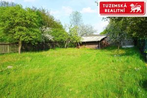 Pozemek na zahradu s ovocnými stromy, s chatkou na nářadí a možností zahradní chatky 20m2.