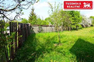 Pozemek na zahradu s ovocnými stromy, s chatkou na nářadí a možností zahradní chatky 20m2.
