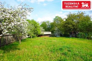 Pozemek na zahradu s ovocnými stromy, s chatkou na nářadí a možností zahradní chatky 20m2.