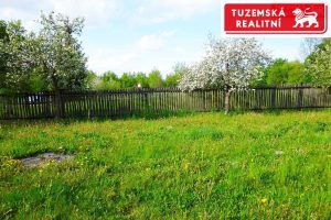 Pozemek na zahradu s ovocnými stromy, s chatkou na nářadí a možností zahradní chatky 20m2.