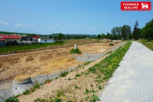Stavební pozemek v Ráječku u Blanska - místo, kde se snoubí klid přírody a pohodlí městského života.