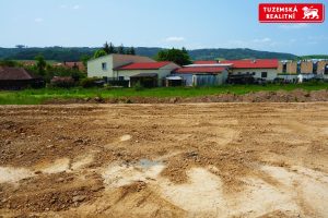 Stavební pozemek v Ráječku u Blanska - místo, kde se snoubí klid přírody a pohodlí městského života.