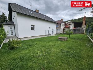 Dům se dvěma zcela samostatnými byty 3+kk a 4+1 v Loučné nad Desnou v Jeseníkách.
