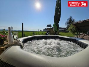 Zděná novostavba přízemního RD 4+kk s pergolou a zahradou v obci Hnojice u Šternberka.