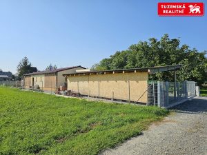 Zděná novostavba přízemního RD 4+kk s pergolou a zahradou v obci Hnojice u Šternberka.