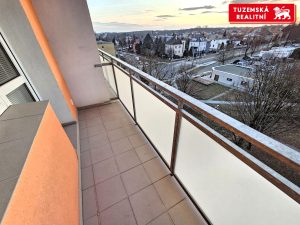 Družstevní byt 1+1, se 2 lodžiemi s hezkým výhledem na Olomouc, na ulici Politických vězňů.