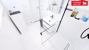 Zánovní bungalov 5+kk s garáží, se zahradou a velkou krytou terasou kousek od Prahy, Radlík Jílové