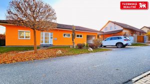 Zánovní bungalov 5+kk s garáží, se zahradou a velkou krytou terasou kousek od Prahy, Radlík Jílové