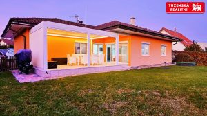 Zánovní bungalov 5+kk s garáží, se zahradou a velkou krytou terasou kousek od Prahy, Radlík Jílové