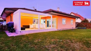 Zánovní bungalov 5+kk s garáží, se zahradou a velkou krytou terasou kousek od Prahy, Radlík Jílové